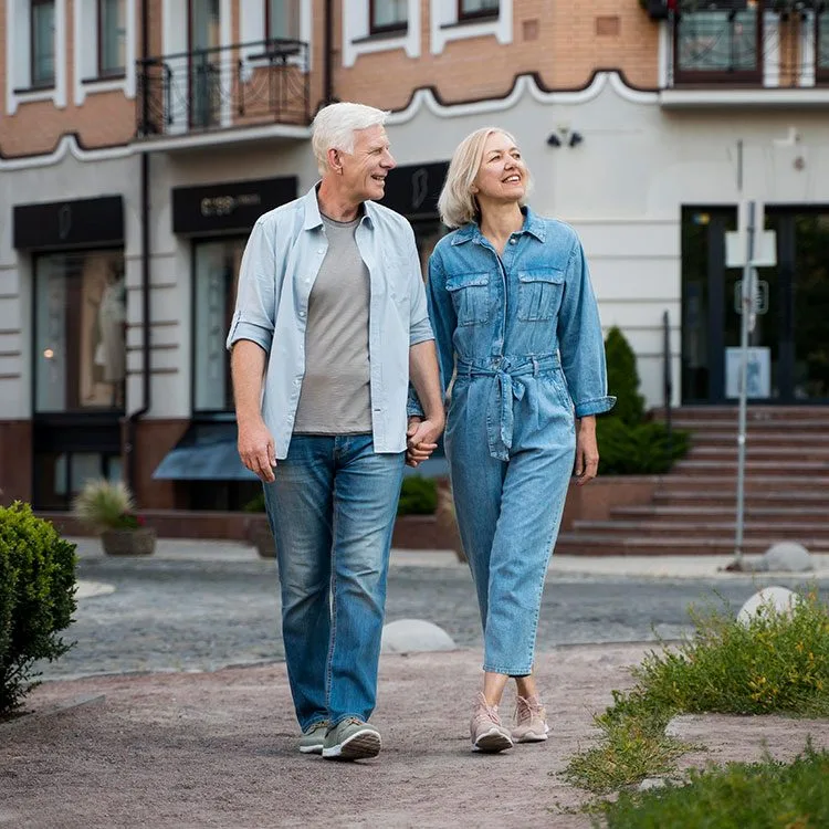 Senior couple enjoying their time in the city web